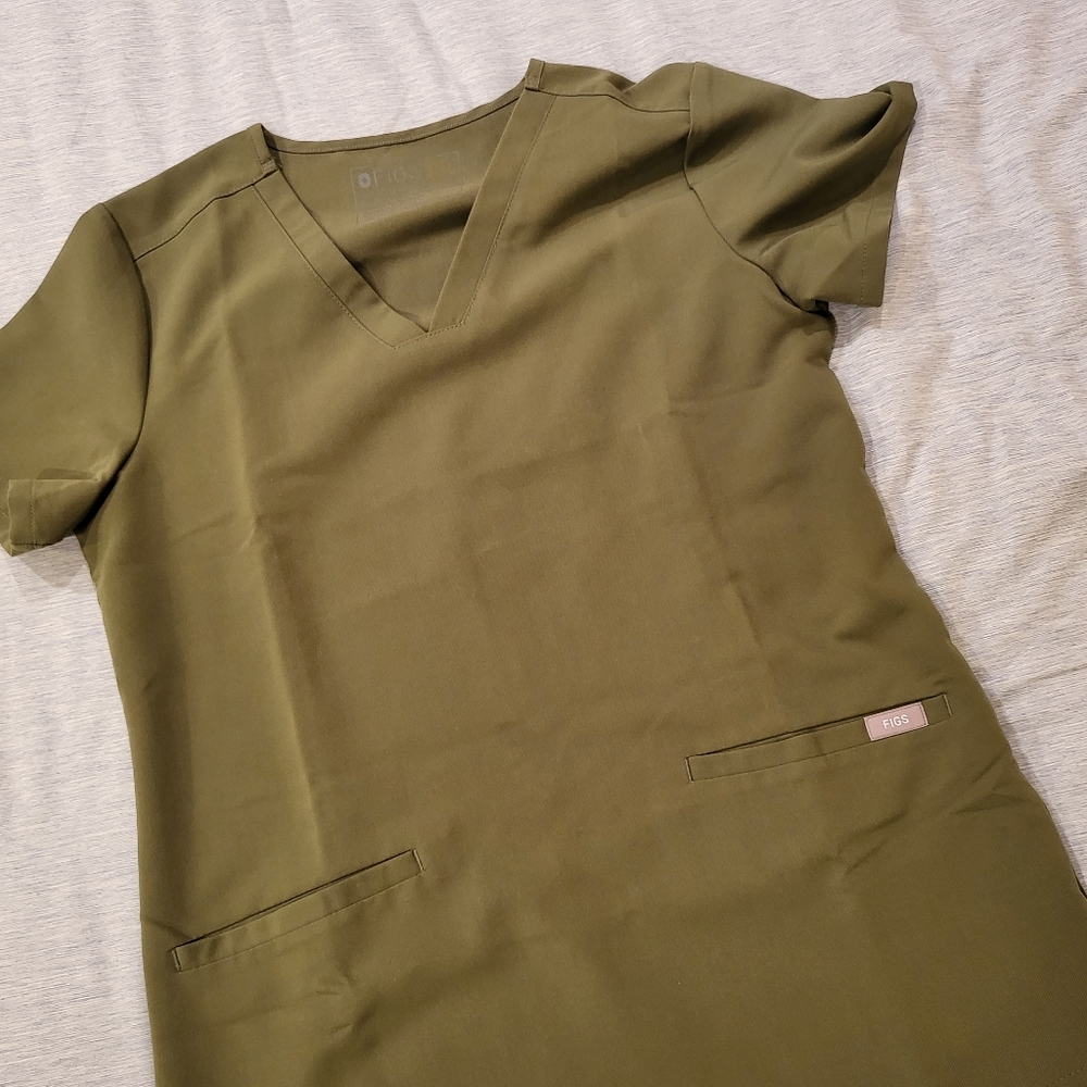 Figs Casma top in Dark Olive XS